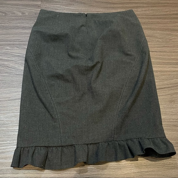 Grey Ruffle Hem Skirt w zipper at the back Bebe 2 - Picture 5 of 5
